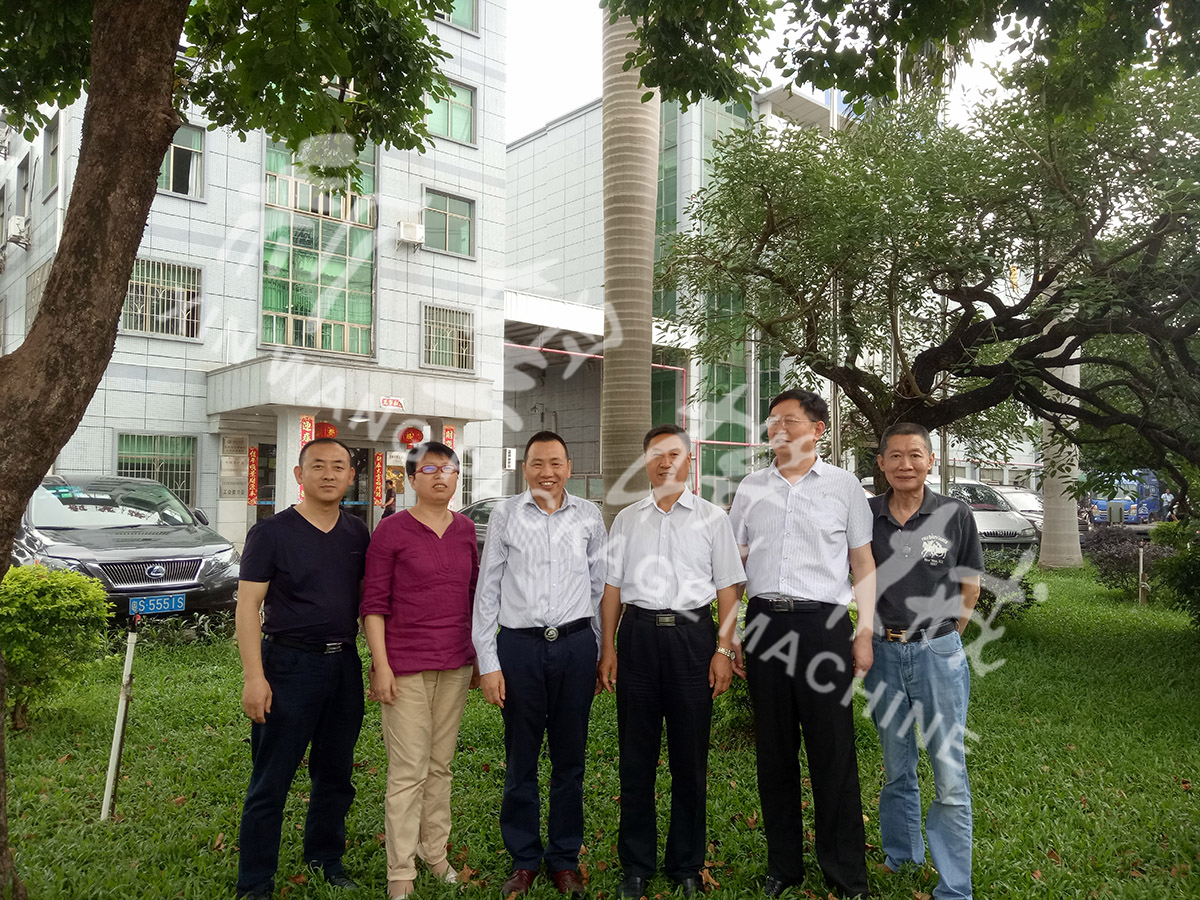 總裝備部劉思剛少將、新華社李建琦博士一行蒞臨新望公司考察指導(dǎo)