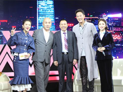 新望董事長(zhǎng)羅永輝與著名歌星劉尊老師、汪正正老師、郭津彤老師、主持人雅琪在北京電視臺(tái)錄制節(jié)目現(xiàn)場(chǎng)親切合影